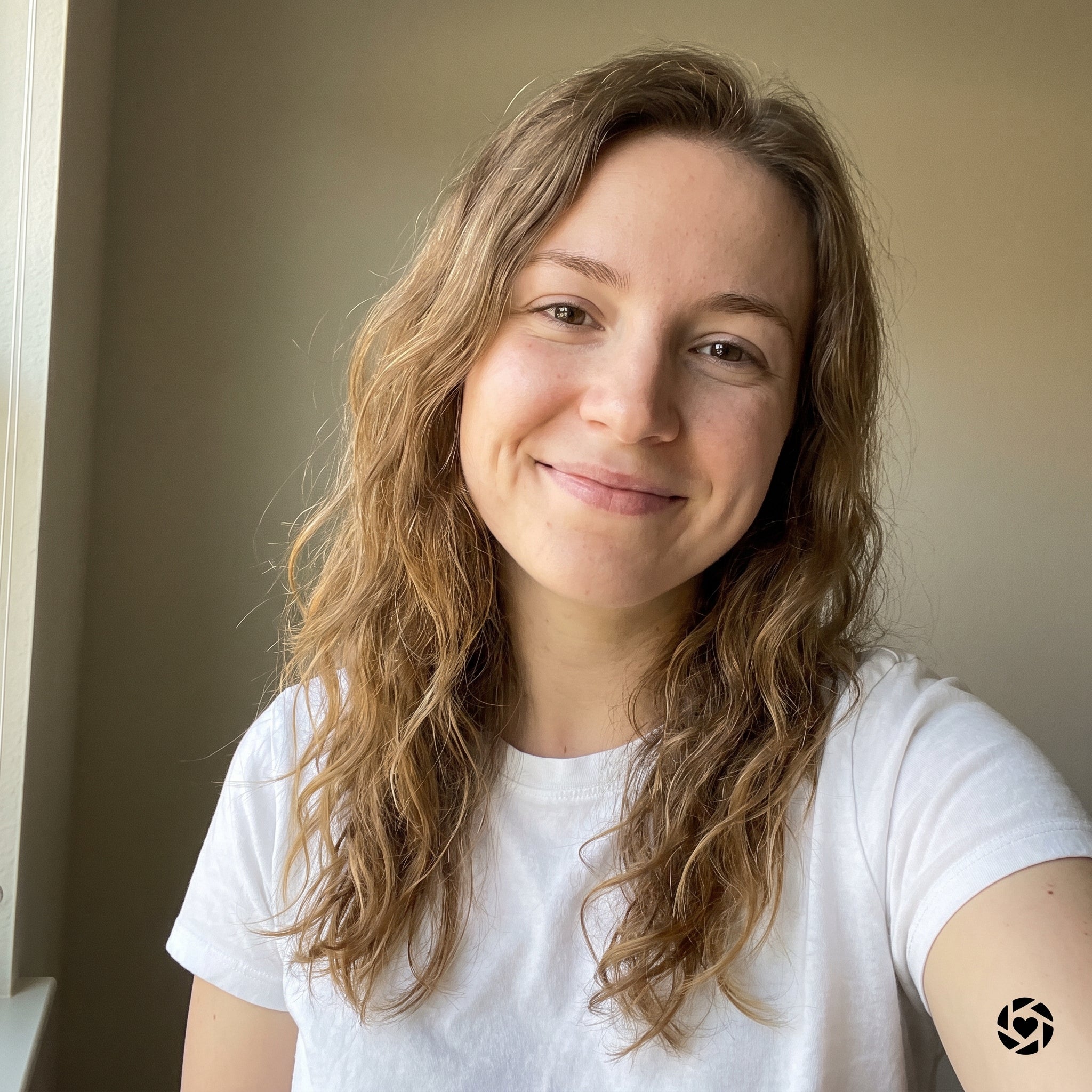 files/Woman_smiling_for_selfie_2K_202608110503.jpg